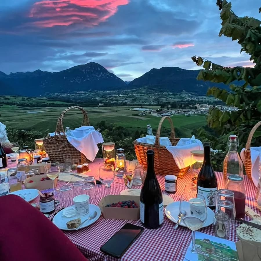 Atmosfera del tramonto da Agriconda durante il picnic serale