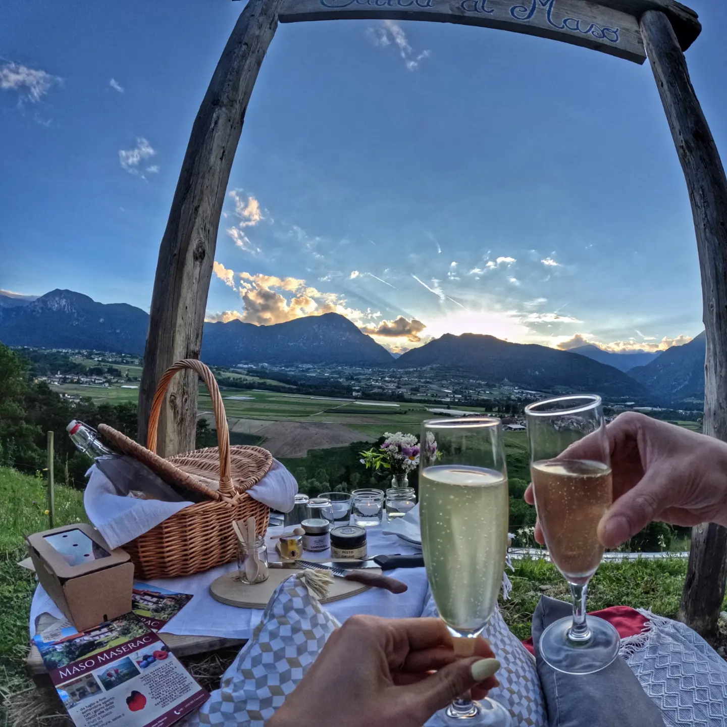 Atmosfera serale del Picnic Romantico da Agriconda