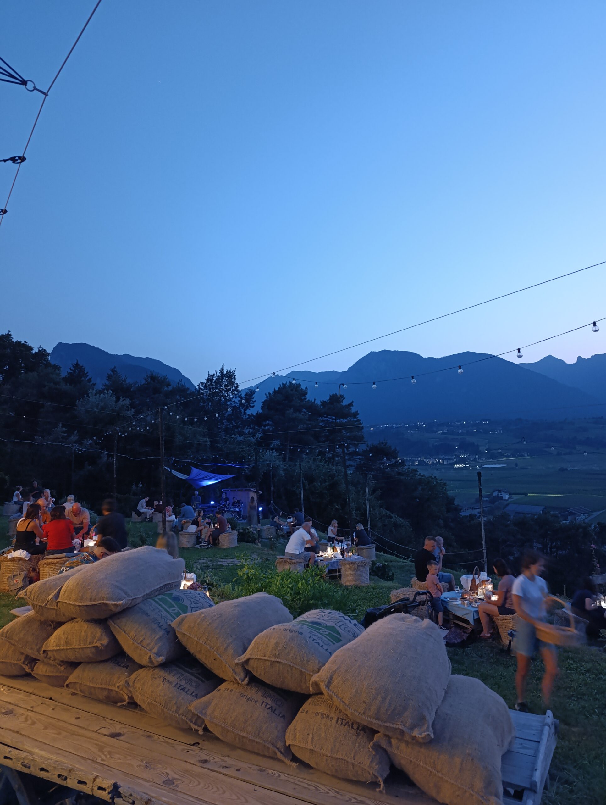 Serata alla Gioconda con persone, luci e atmosfera sotto le stelle
