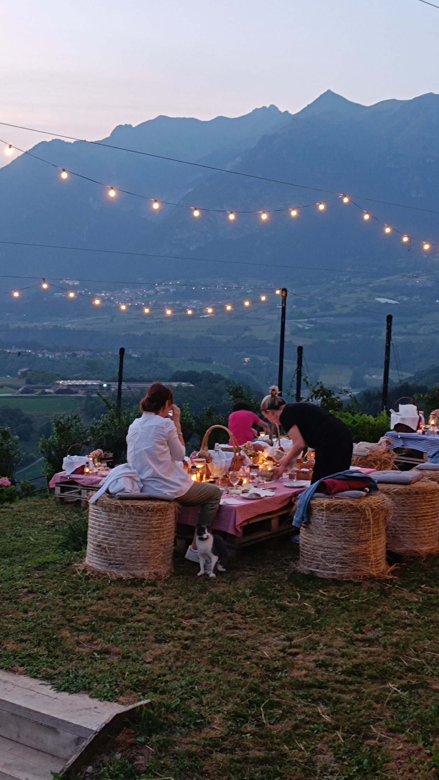Picnic al tramonto alla Gioconda con luci calde e vista sulla valle