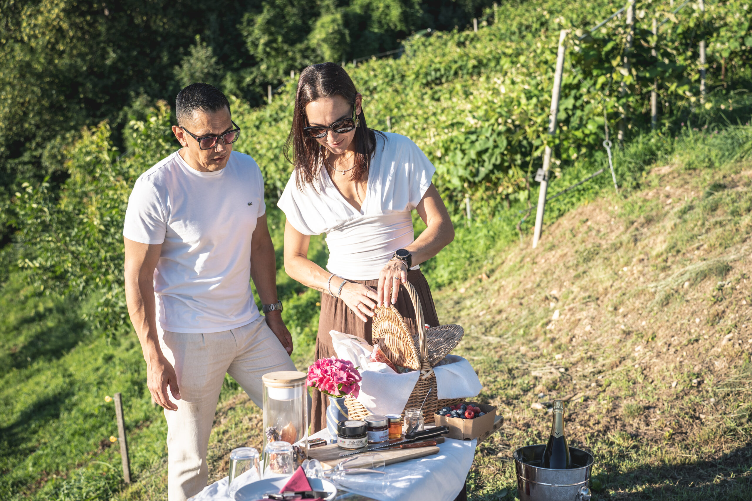 Coppia durante il Picnic Romantico Agriconda